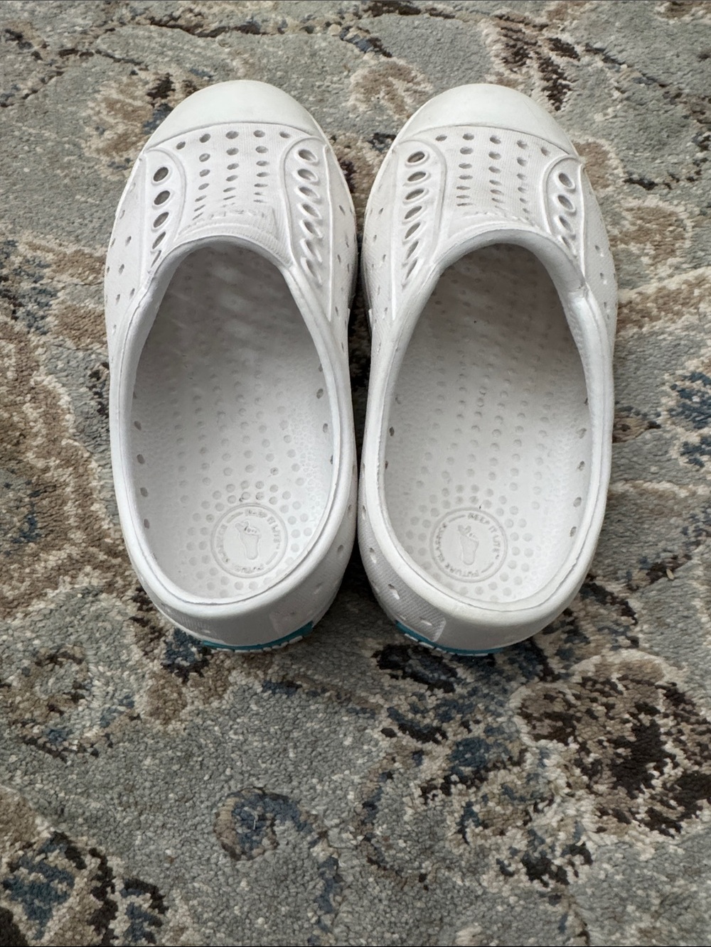 Native Kids Jefferson Shoes Slip-On in White - Picture 2 of 5